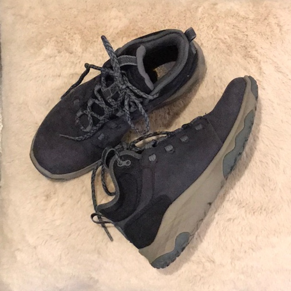 Blue swayed waterproof boots